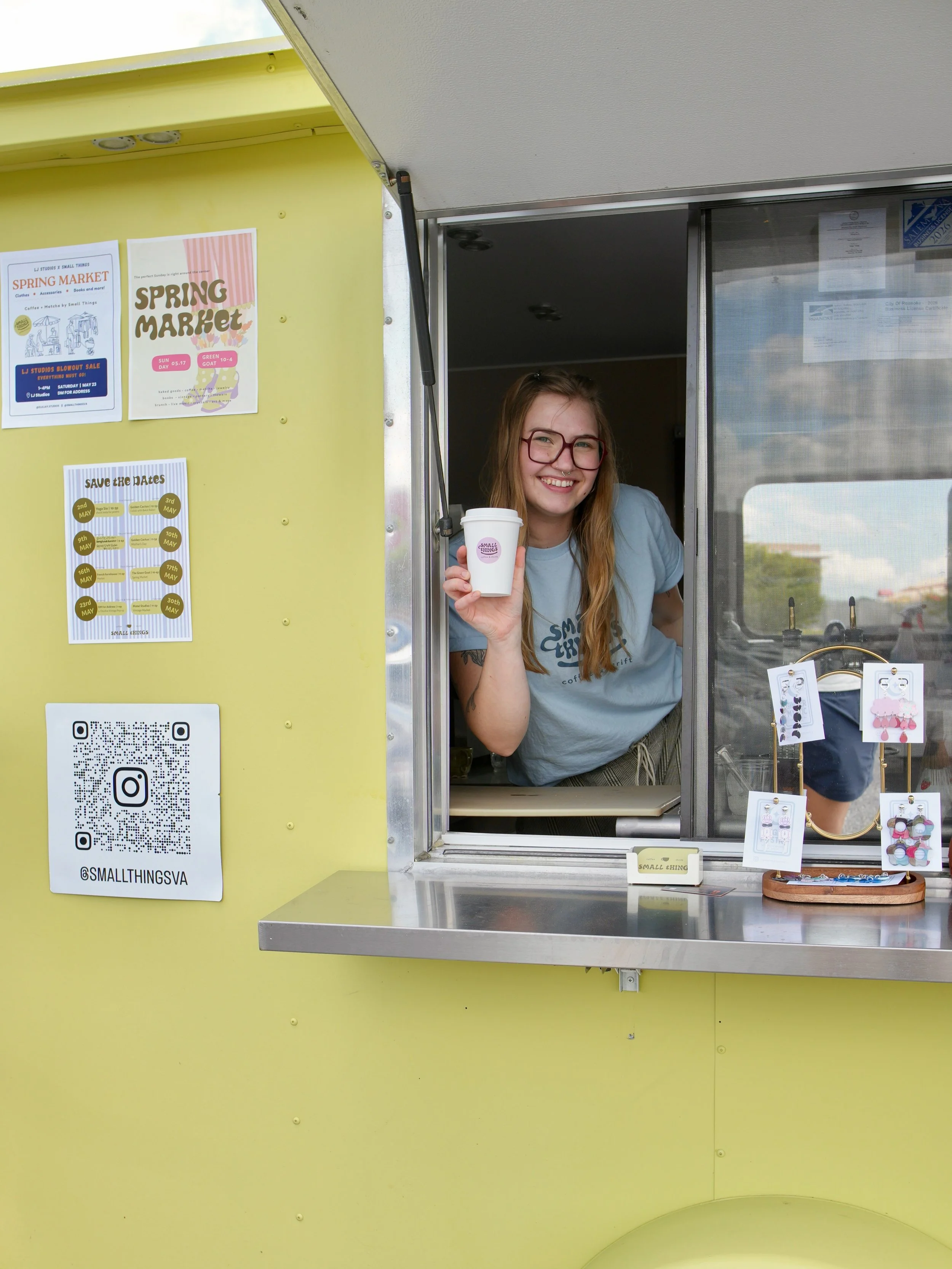 A lil trailer serving up great coffee plus cute thrifted finds? Yes please. Follow @smallthingsva to see where they&rsquo;re popping up next and add a stop to your weekend plans. 💚✨

#helloroanoke #roanokeva #smallthings