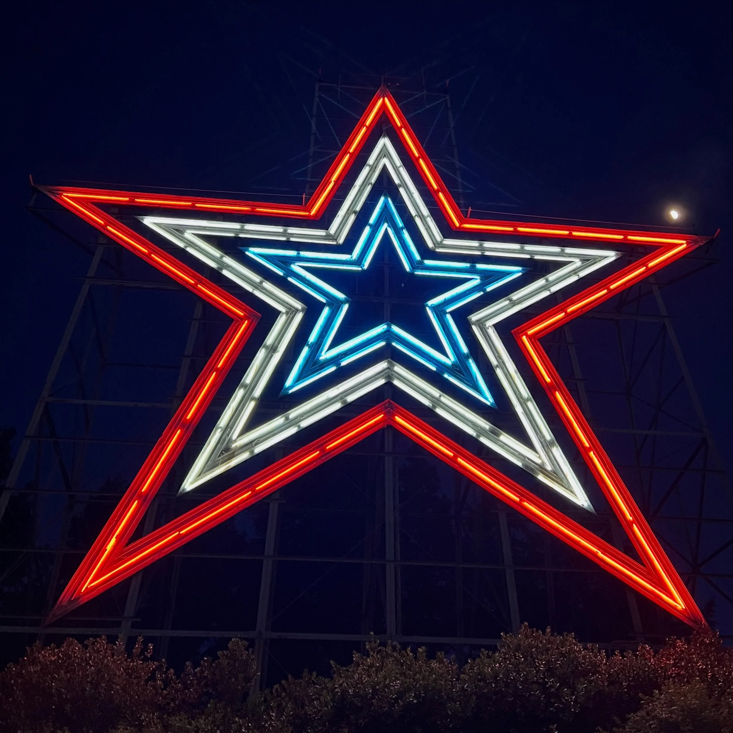 🇺🇸 Starting tonight through July 5, the Roanoke Star will be glowing red, white, and blue in celebration of Independence Day. ❤️🤍💙

The Star has been a symbol of Roanoke since it was first illuminated on Thanksgiving Eve in 1949. Originally built