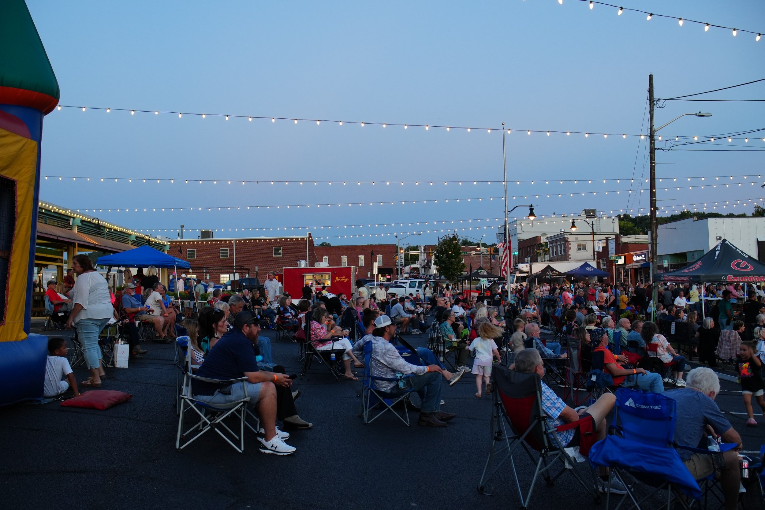 Mingle at the Market returns to Vinton this Saturday, August 8! Bring your friends and and family to the @vintonfarmersmarket from 7-10 PM for a night of fun featuring:&nbsp;

🎶 Live music by @fdshake
🐔 Tasty bites from @birdogs.foodtruck 
🍻 Ice-c