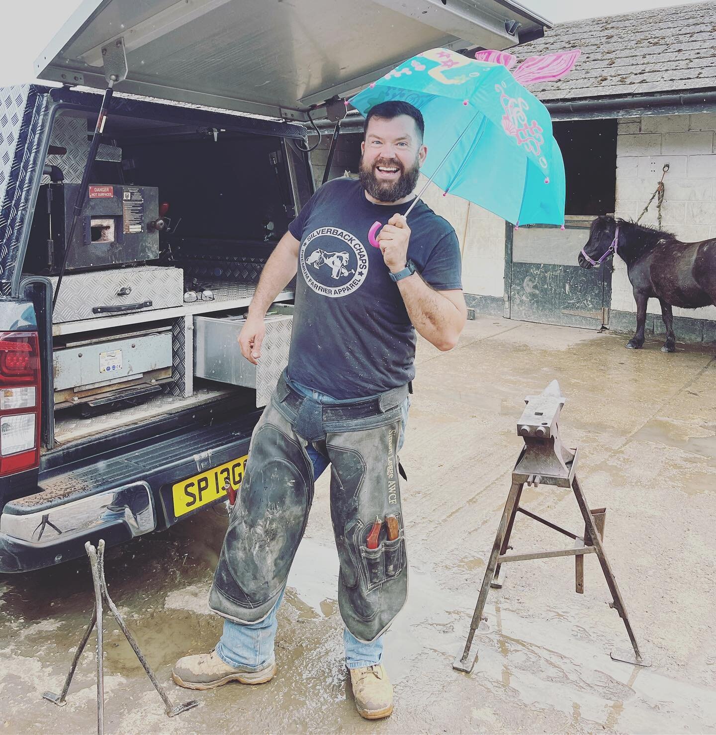 We can stay dry if we need to 🤣🤣👌🏽 #farrier #farriersofinstagram #farriery #farrierslife #horse #horseshoe #horseshoeing