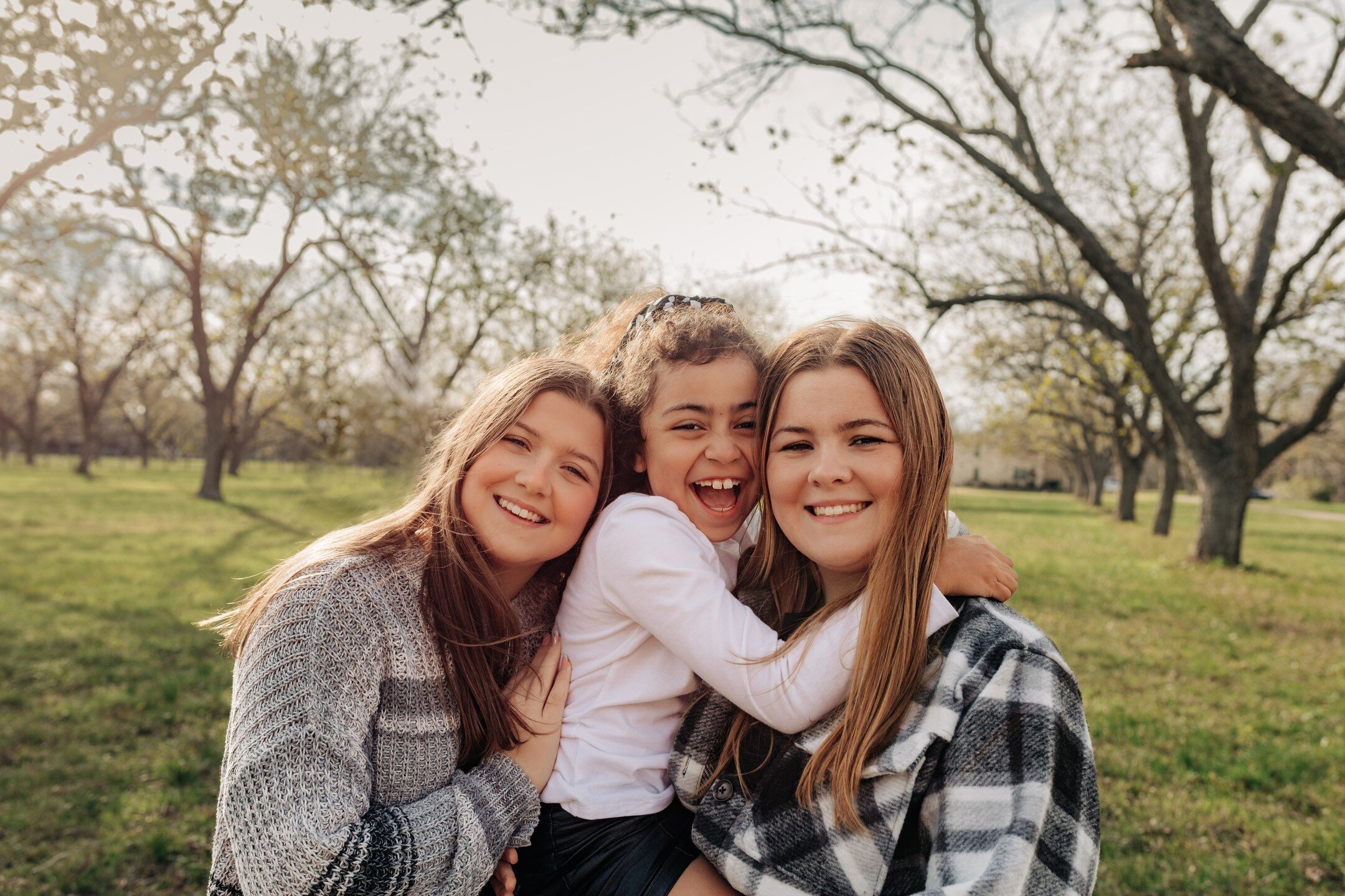 The sweet, protective bond these 3 sisters have for each other, is today's feel good moment ❤️ #thursdayvibes #InstaGood #Moment #visualsoflife #shotwithlove #familyforever #siblinglove #sisters #pocket_sweetness #katytxphotographer #katytxfamilyphot