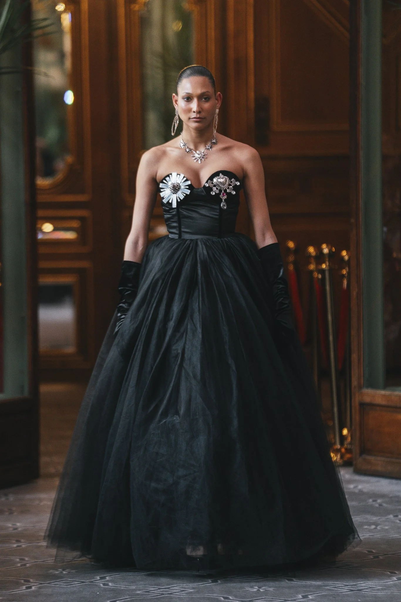 Gabriela Sánchez hace historia en Paris Fashion Week con su colección de 25 aniversario