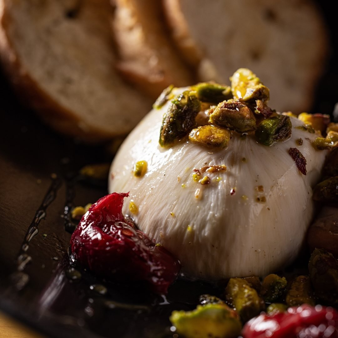 One of our favorite hor d&rsquo;oeuvres has to be our BURRATA!
Served with roasted grapes, prosciutto, pistachio, fennel and honey.. what&rsquo;s not to love?!