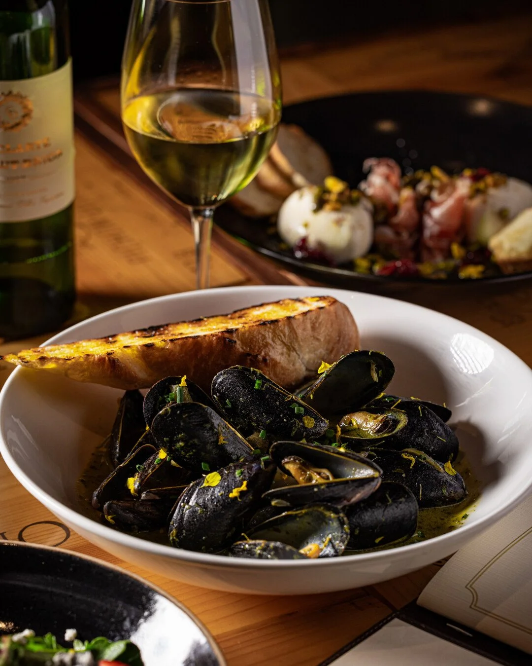 Thursday is the start of the weekend, right? 😉 Let&rsquo;s kick it off with a little wine and mussels. 🍷🦪

Come hang with us tonight!