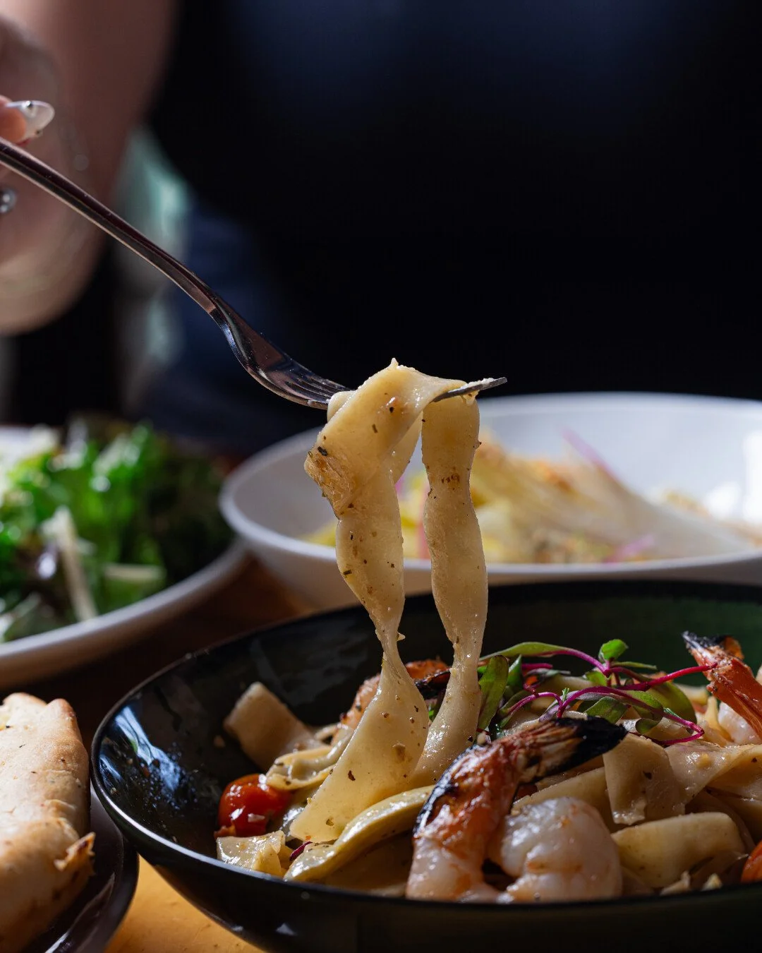 Literally all I need right now. 🤌🍝

A forkful of Pappardelle with shrimp, artichoke hearts, garlic, shallot &amp; white wine.