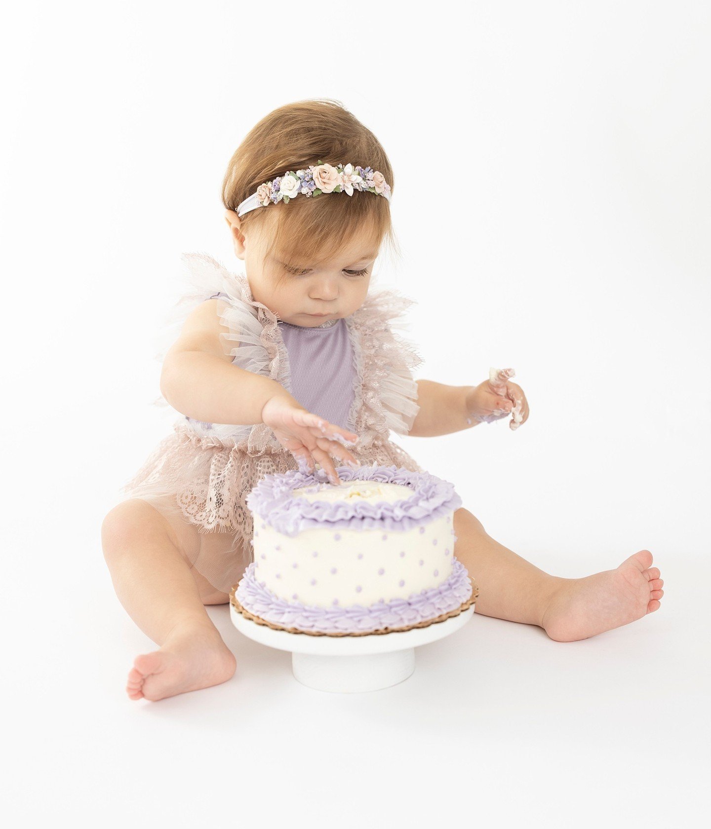 Cake smash perfection. The outfit, the handband, the cake, and this baby. 🎂 Happy Birthday Cutie Pie!

Nina, who do we tag for the cake, and did she make this cake (which seems a little flatter)? 
.⁠
.⁠
.⁠
#FamilyPortraitSession #NewbornPhotographer