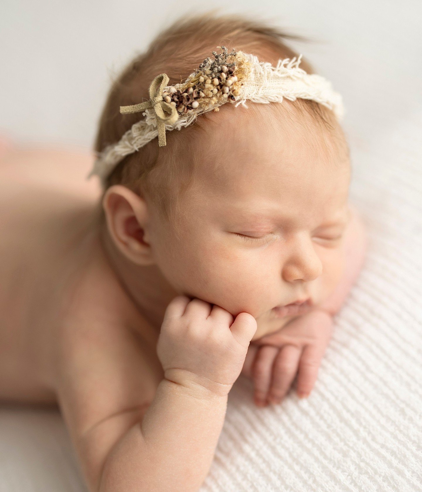 Little boho princess. We have so many headbands, outfits, decor, fabrics, and looks to achieve the exact moment you want. 
.⁠
.⁠
.⁠
#PhotographerBlog #AlbumnsofFamily  #FamilyPortraitSession #NewbornPhotographers #NewbornPhotographyProps #NewbornPhot