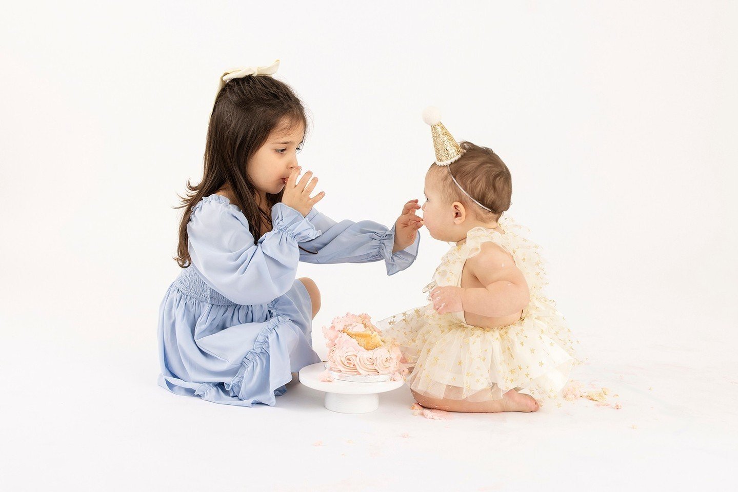Big sister is getting in on some cake action! Sharing is caring. 💕 Treasured moments between sisters. 
.⁠
.⁠
.⁠
#FamilyPortraitSession #NewbornPhotographers #NewbornPhotographyProps #NewbornPhotoshoot #NewbornInspiration #PhotographyBackdrops #TheEv