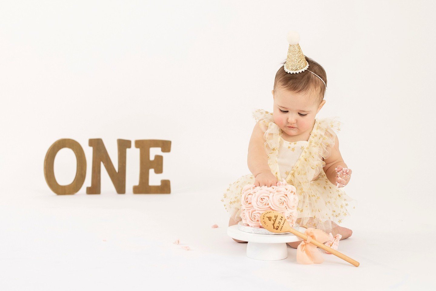 Nina is not only the best photographer, she made this dress too. Her talent is endless! The perfect look for a first birthday smash cake session! 
.⁠
.⁠
.⁠
#FamilyPortraitSession #NewbornPhotographers #NewbornPhotographyProps #NewbornPhotoshoot #Newb