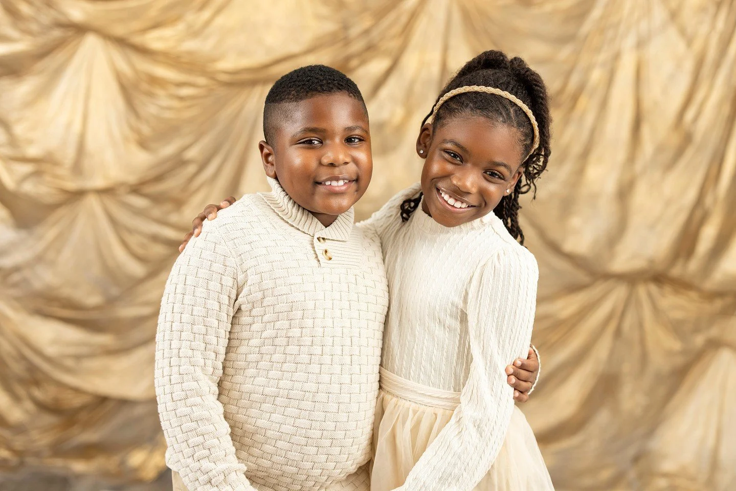 Cozy knits, golden glow, and the sweetest smiles ✨⁠
⁠
This look has so fun - warm, classic, and perfect for holiday cards.⁠
⁠
We might be adding just a few more Petite Holiday Minis before we close out the year&hellip;⁠
⁠
Any last-minute families wan