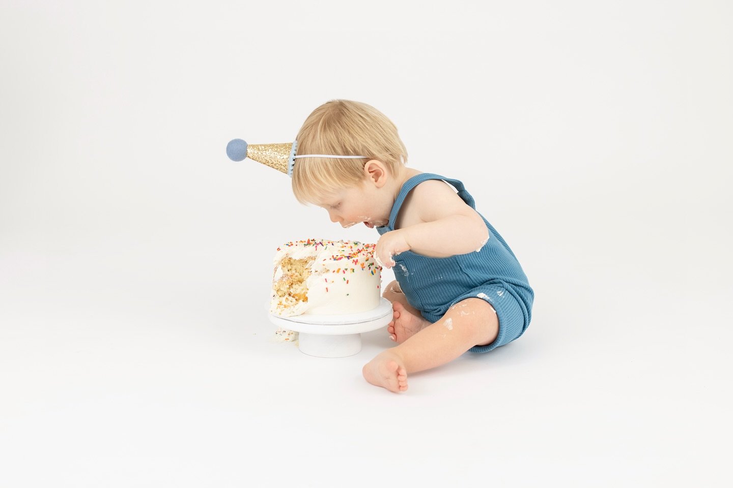 First birthdays: messy, hilarious, and totally worth it. Because turning one only happens once and we fully embrace the frosting chaos!🎂⁠
⁠
#MontclairNJPhotographer #EssexCounty #NJPhotoStudio #FirstBirthday #CakeSmash #Family #Children⁠