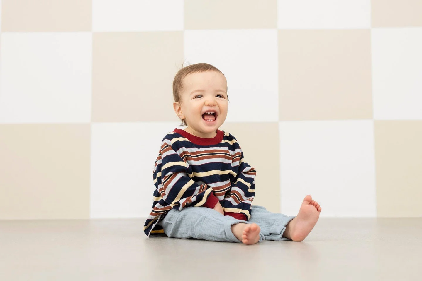 New background unlocked!! We&rsquo;re already obsessed with this background. Simple, modern, and perfect for capturing those giggles and little personalities that make these sessions so special.⁠
⁠
And this one is extra special because Nina hand-pain