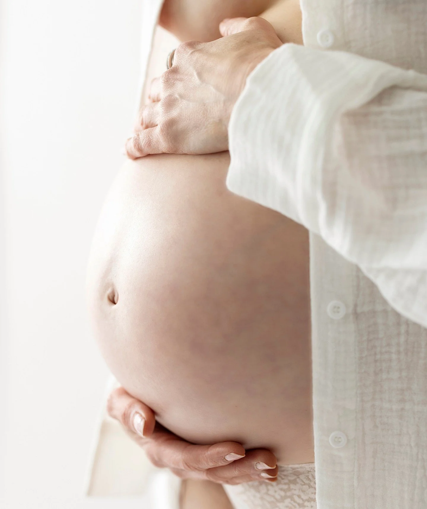 That beautiful moment when you realize your whole world is about to change. 🤍 This is your moment to pause, breathe, and remember this chapter before everything becomes wonderfully different.⁠
⁠
#NewMoonPhotography #MontclairMoms #MontclairPhotograp