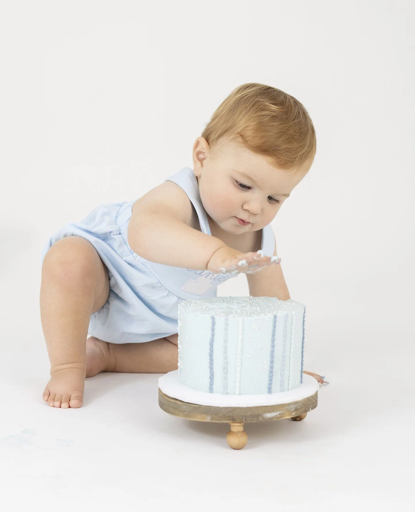 Step 1: poke the cake.⁠
Step 2: taste the frosting.⁠
Step 3: make a mess.⁠
⁠
Seems like the perfect way to celebrate turning one. 🎂⁠
⁠
#NewMoonPhotography #MontclairMoms #MontclairPhotographer #Photography #Family #Children #FirstBirthday
