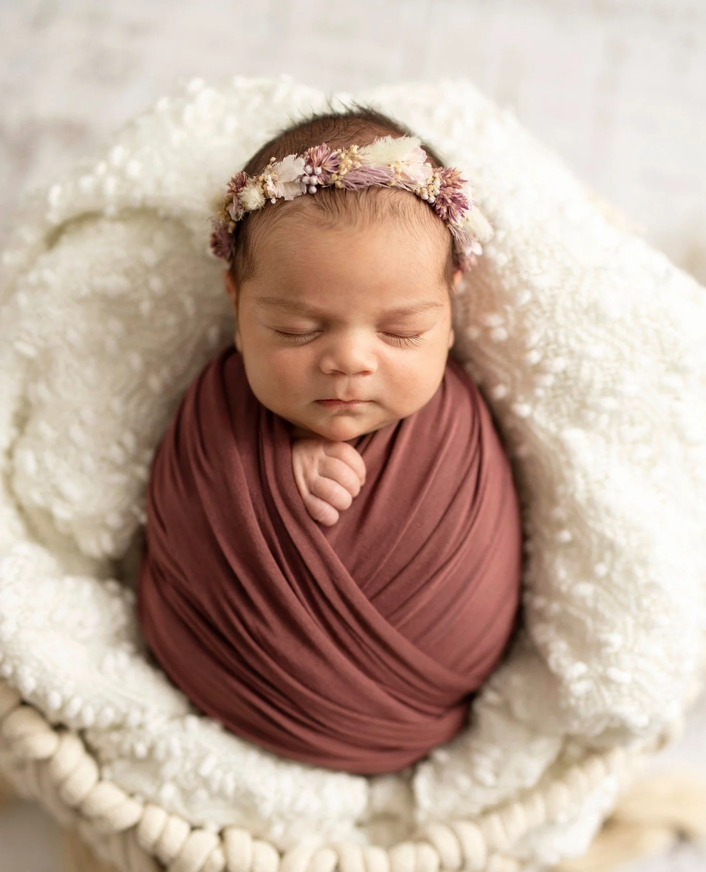 Cuteness overload with a boho headband!No need to bring anything to your newborn session, we have it all ready for you at the studio (unless you have something special you&rsquo;d love to include)⁠
