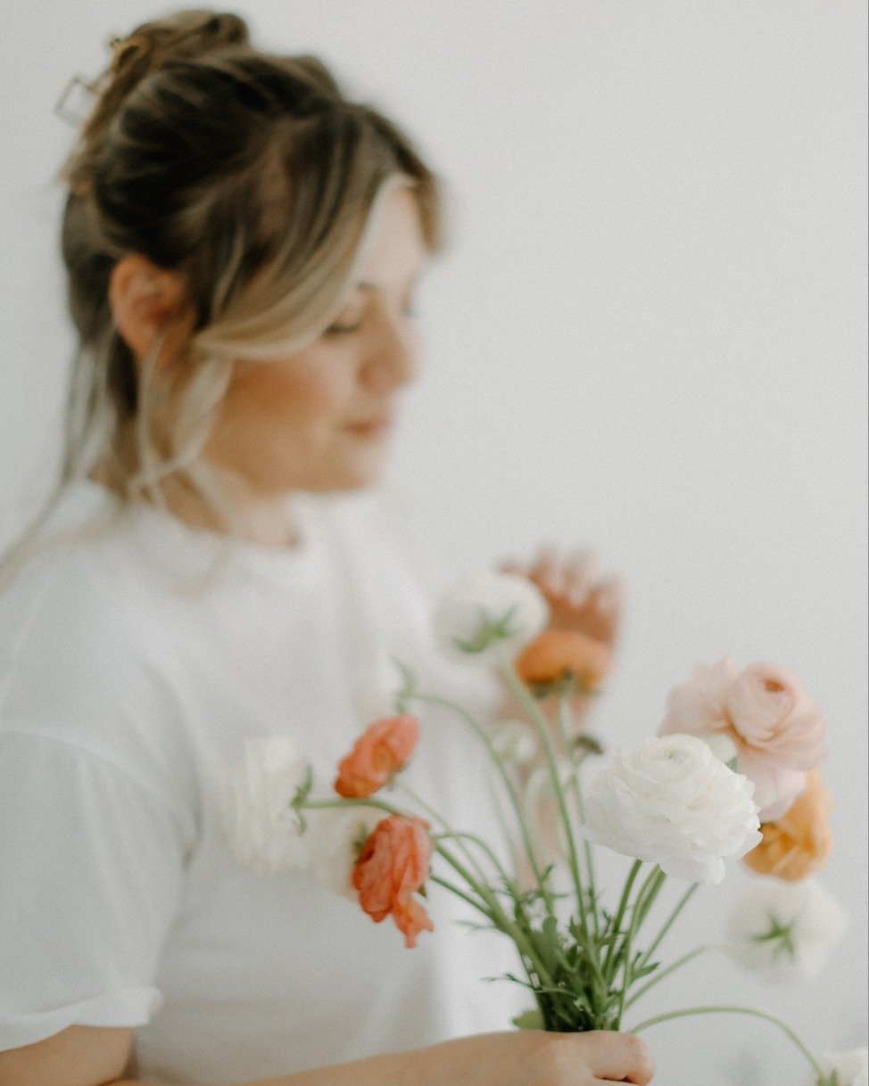 Happy first day of May, lovelies! ✨ I've got some exciting announcements!

I'm hosting a Mother&rsquo;s Day Floral Arranging Workshop on May 9th at the @michelinsocialclub from 6-8pm. 💐

I'm also taking Mother&rsquo;s Day orders for pickup or delive