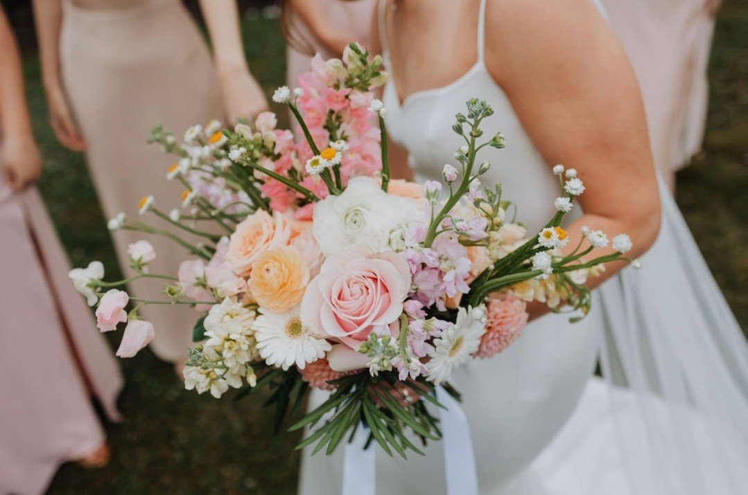Let&rsquo;s pause for a quick moment to appreciate this beauty and her bouquet&hellip;

Photography: @dave_and_pring
Planning: @grayweddingsandevents
Venue: @whitepointbeachresort
Bride: @rach_weagle
.
.
.

#DamaraGarlandFloralDesign #GarlandsAndFlor