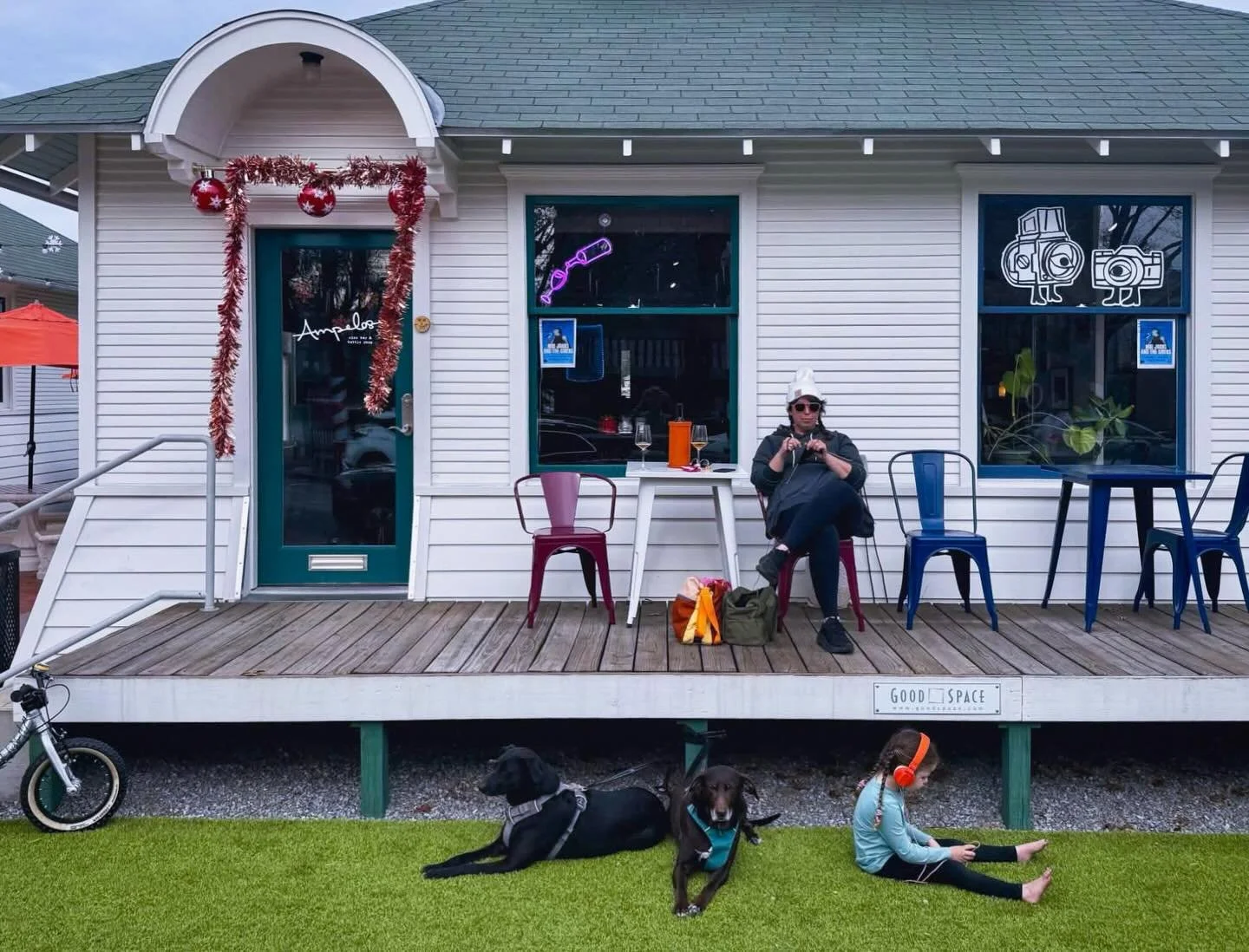 Sunday at the shoppe 🧶🍷