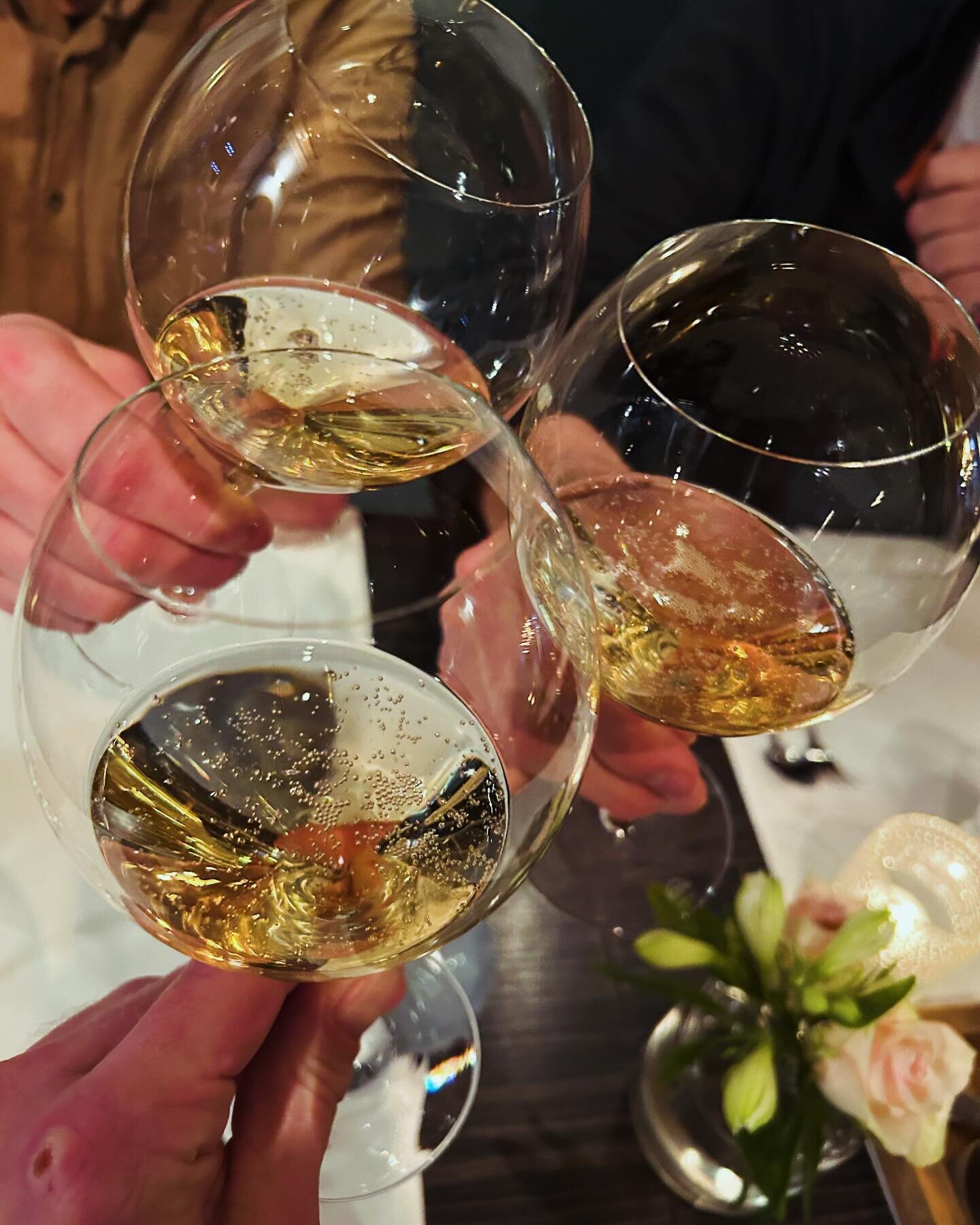 Gisteren hebben Ruud, Martijn en Joris geproost op het 1-jarig bestaan van Bar Wijnig. Wat is dat jaar voorbij gevlogen! 

@marieke_vx bedankt voor de heerlijke avond in @restaurantlevinx 🍷

Op nog vele mooie jaren 🥂

#wijn 
#wijnbar 
#barwijnig 
#