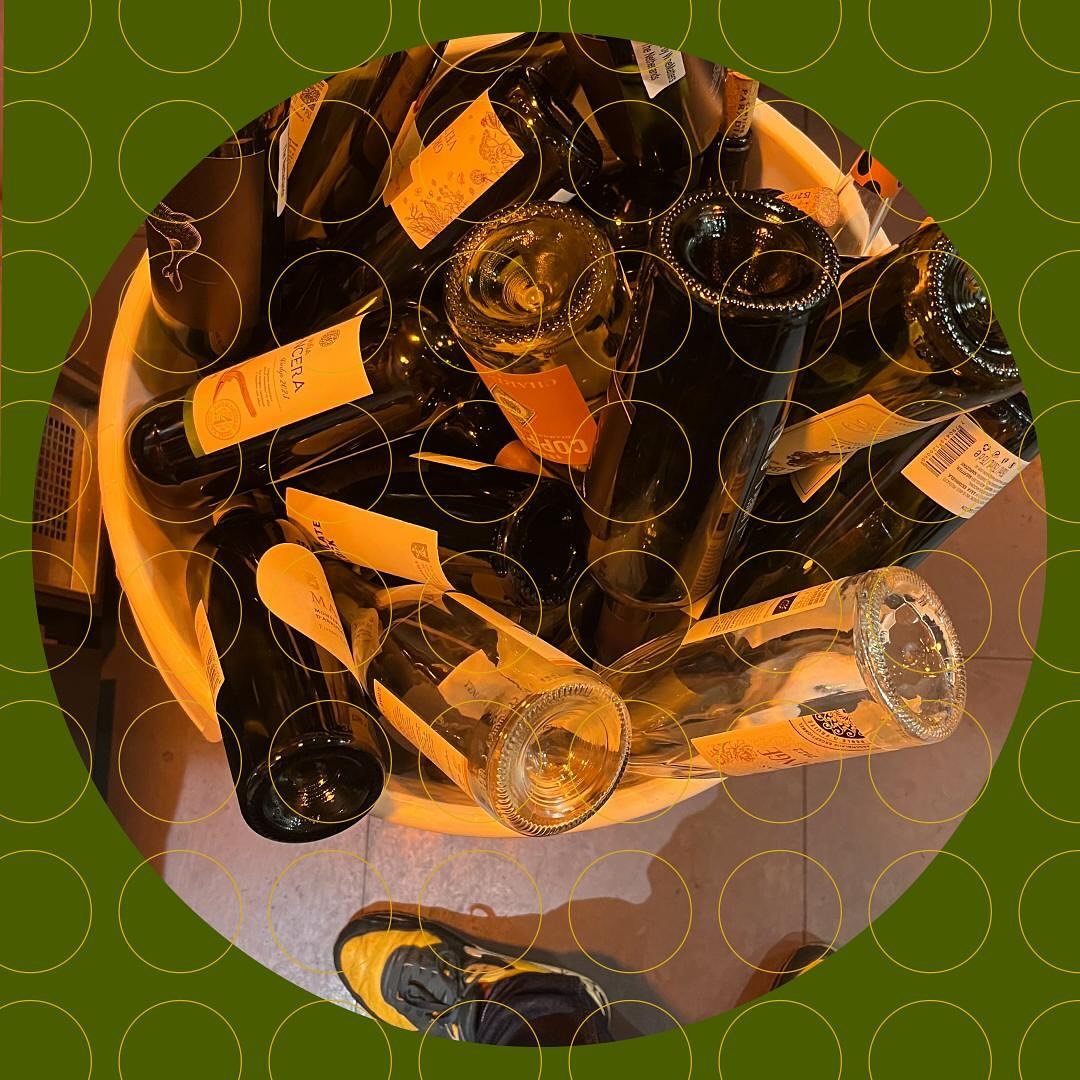 De lege wijnflessen zijn weg, de volle wachten op jullie om getapt te worden. Hopelijk zien we je snel! Wat is er fijner dan op ons terras een goed glas wijn te drinken #barwijnig #verwersstraat #wijnbar #denbosch