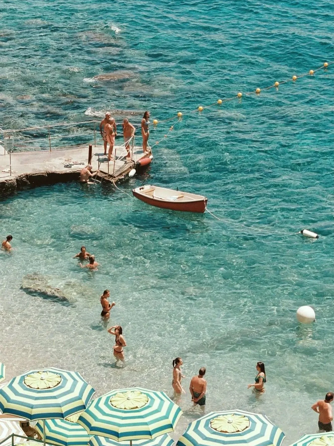 Turquoise Capri

#marineechoes

Credit: unknown