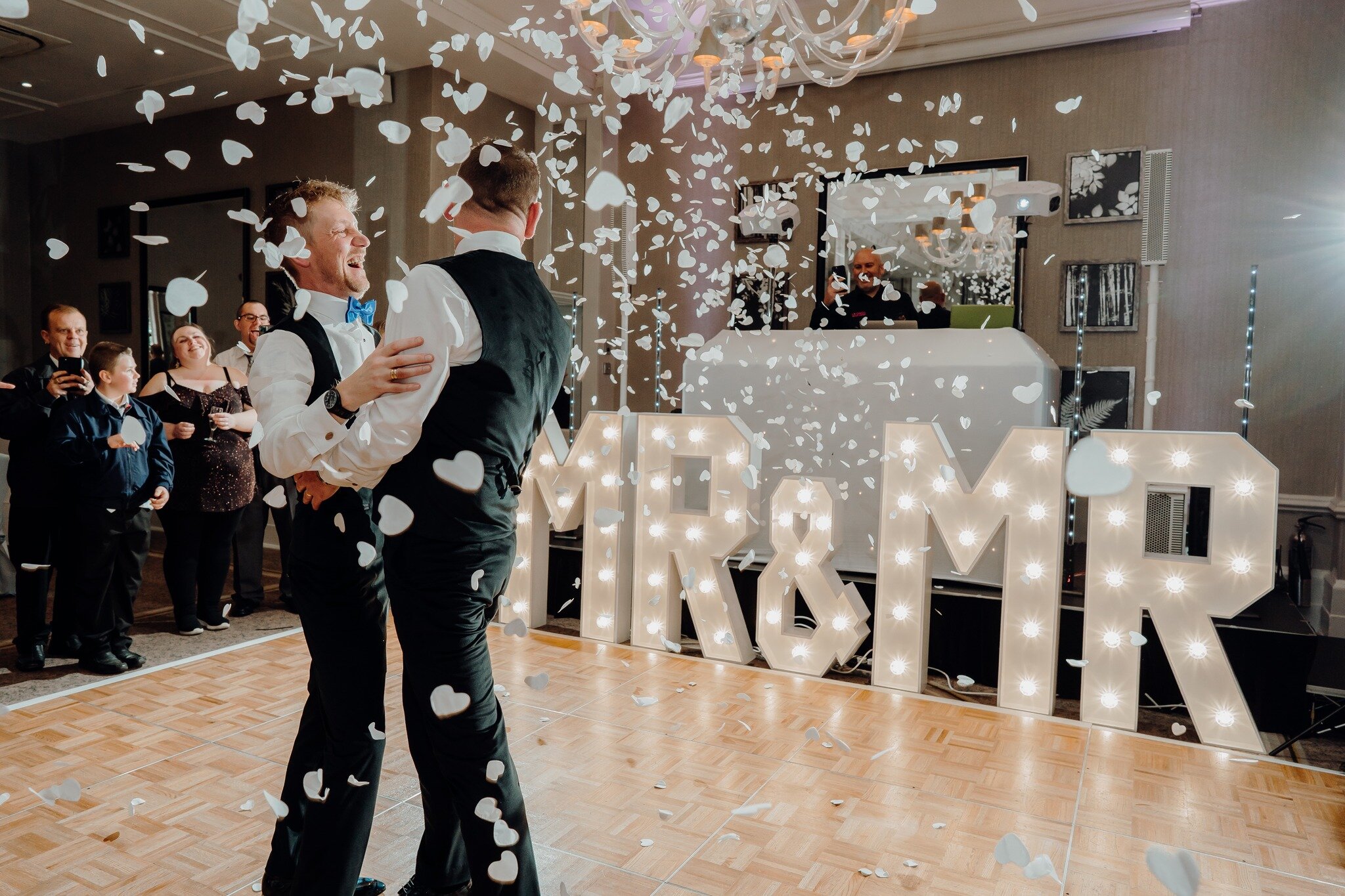 Love is in the air at @rhillhotel ❤️❤️

@djleerussell 
@roseblossomevents 

#surrey #surreyweddingphotography #surreywedding #richmondhillhotel #richmond