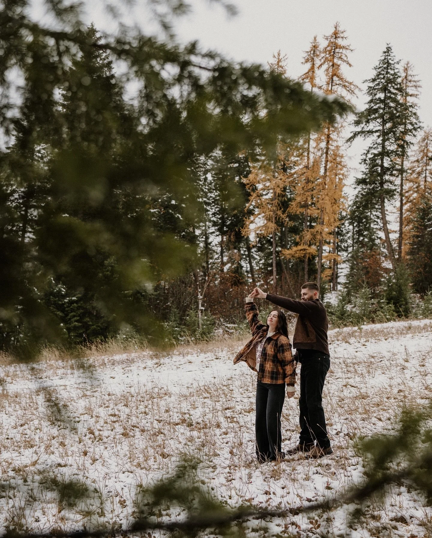 Meet me in snowy Montana ❄️
.
.
.
#montanaelopementphotographer 
#montanaphotographer 
#glaciernationalpark 
#elopementphotography 
#montanaweddingphotographer