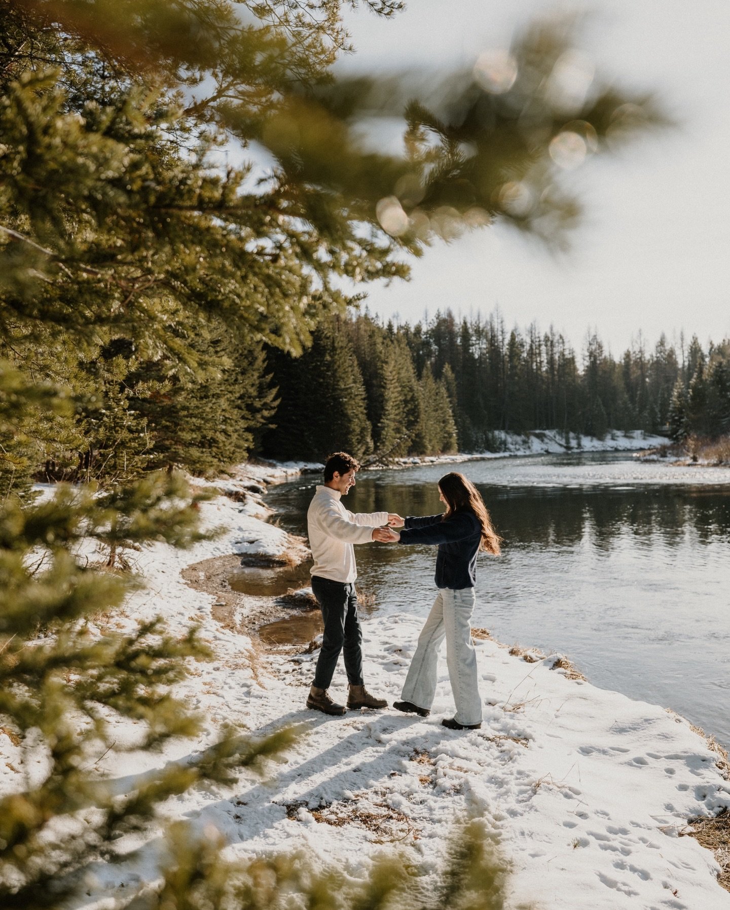 This is why I love engagement sessions 🤍 
Amir and Shelby were visiting from out of state and showed up ready to enjoy the moment, even if it meant borrowing my sweater for their shoot. A cozy evening in West Glacier, lots of laughter by Lake McDona