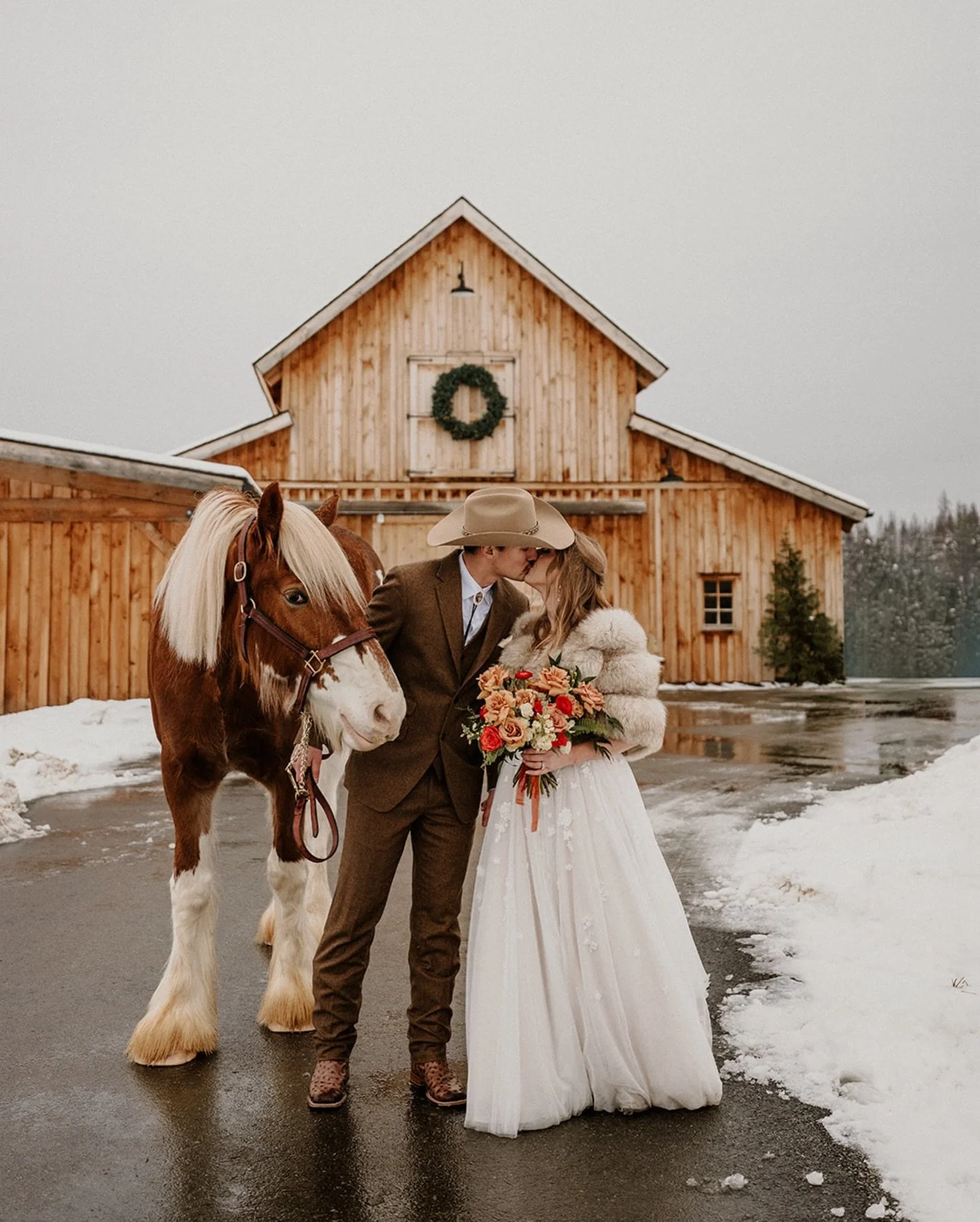 Annie &amp; Blaine surrounded by mountains, Clydesdales, and their beautiful love 🤍
.
.
Thank you @clydesdale_outpost for letting us play with your incredible Clydesdales, you guys are truly the best🤍

It was so great having @prismawest tag along! 