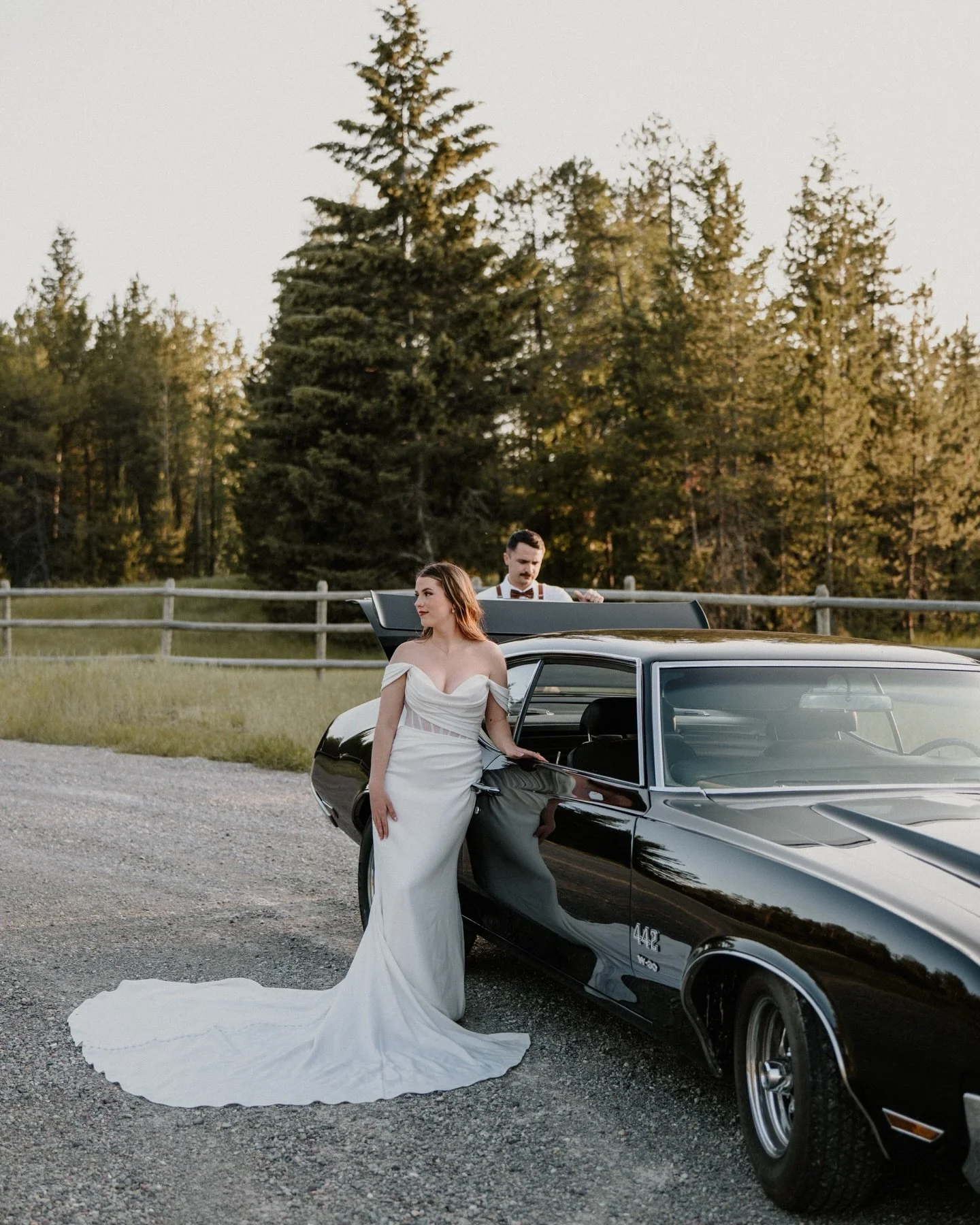 Missing these long summer days 🏔️ 
.
.
#montanaelopement #montanaelopementphotographer #glaciernationalpark #glacierparkwedding #glacierelopement