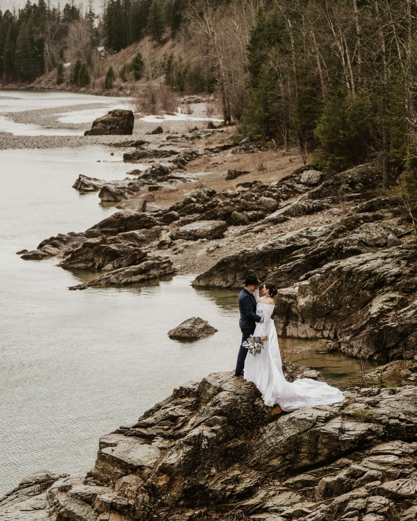 Winter elopements in Glacier are just so magnicent ⛰️

#glaciernationalparkwedding
#glaciernationalparkphotographer
#glacierparkelopementphotographer
#montanaelopementphotographer 
#montanaweddingphotographer

| montana photoshoot | montana bride | g