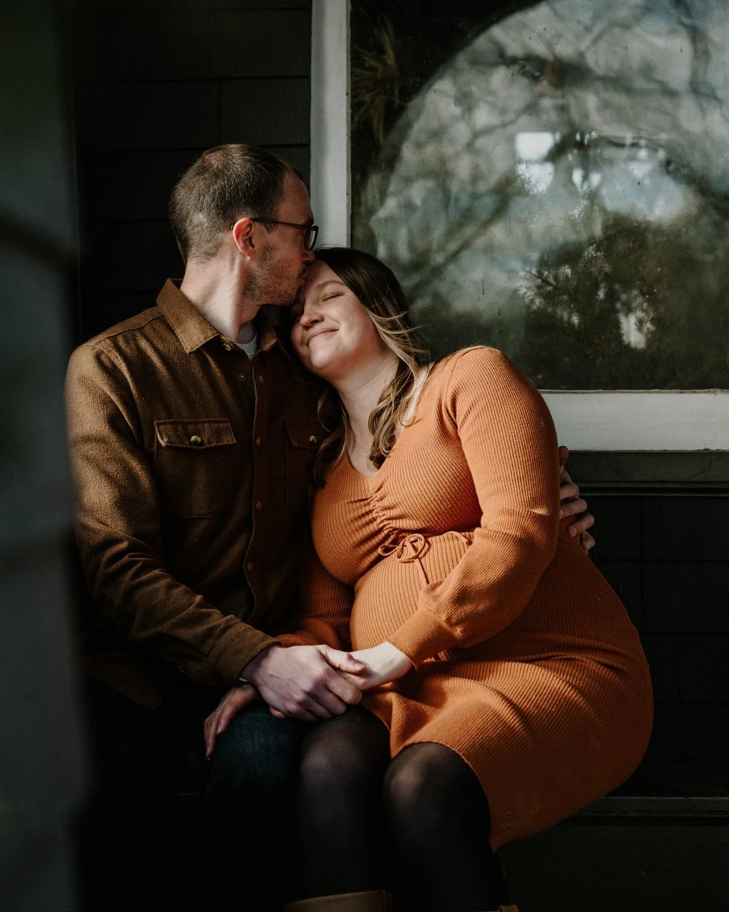 A bump, a forehead kiss, and the kind of joy that fills a whole frame. So grateful these two let me show up for this season of their story 🤍