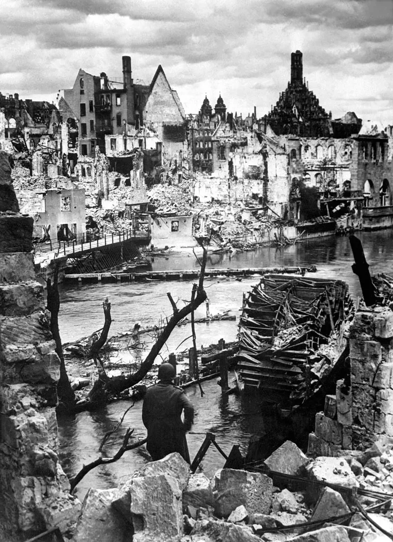 800px-Nuremberg_in_Ruins_1945_HD-SN-99-02986.webp