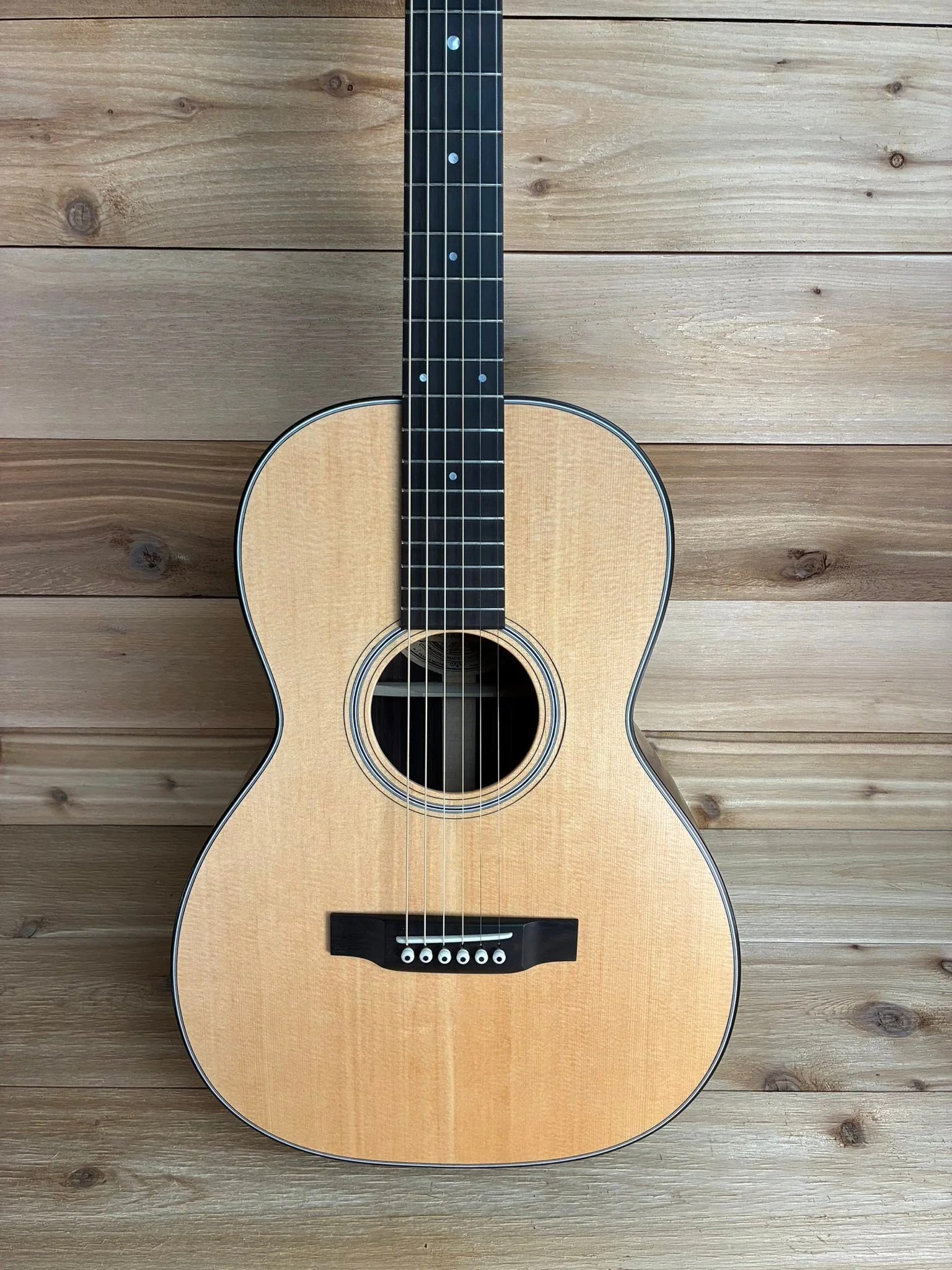 Happy Saturday, Cirrus Family! 
This week we sent out this beautiful C00-12, featuring a Sitka spruce top and rosewood back and sides. Built for effortless fingerstyle playability, its smooth response and comfortable neck make it a joy to play with