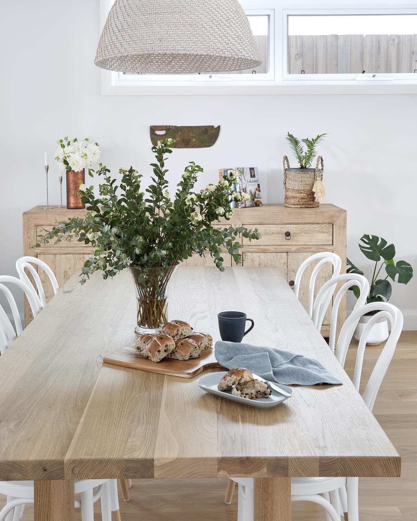 Inviting spaces, where you want to entertain and break bread together. Spaces that are warm, functional, beautiful and fun. #leichhardtproject

#carmenparkerstylinganddesign #interiordesign #interiordesigner #sydneyhomes #diningroom #familyhomes #t