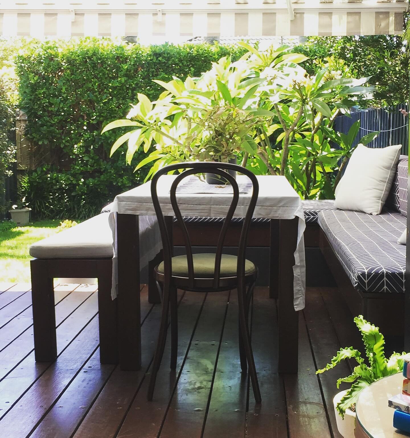 I LOVE alfresco dining time of the year. I love table cloths and bentwood chairs, bench seats and sharing the experience with friends and family.  Time to spruce up your outdoors! 

#carmenparkerstylinganddesign #interiordesigner #alfrescodining #out