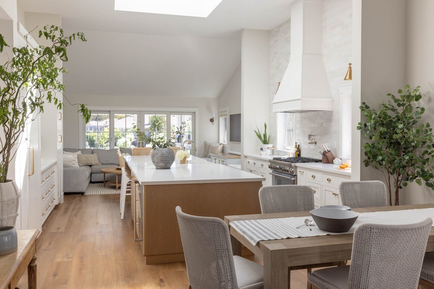 Love the bright whites paired with the beautiful natural light that radiates through the entire space! ☀️🤍⁠
⁠
📸: @sencreativeco⁠
🛠️: @ridgewayhomebuilders⁠
⁠
⁠
#idcoathome #smmakelifebeautiful #ruedeaily #howihaven #losgatosinteriordesigner #bayar