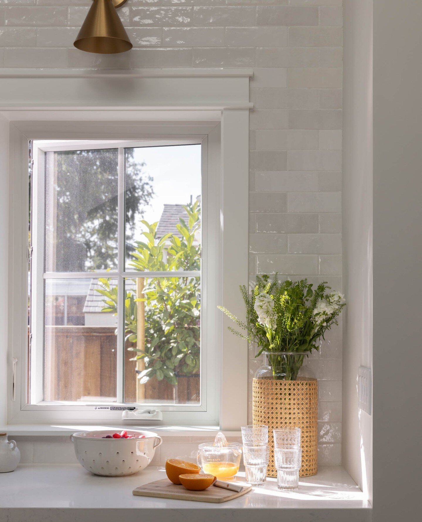 A moment for the afternoon sun showcasing one of my favorite backsplashes ever! Everything about this picture from our photoshoot with @sencreativeco is just so stunning! ⁠
⁠
🛠️: @ridgewayhomebuilders⁠
📸: @sencreativeco⁠
⁠
#californiainteriordesign