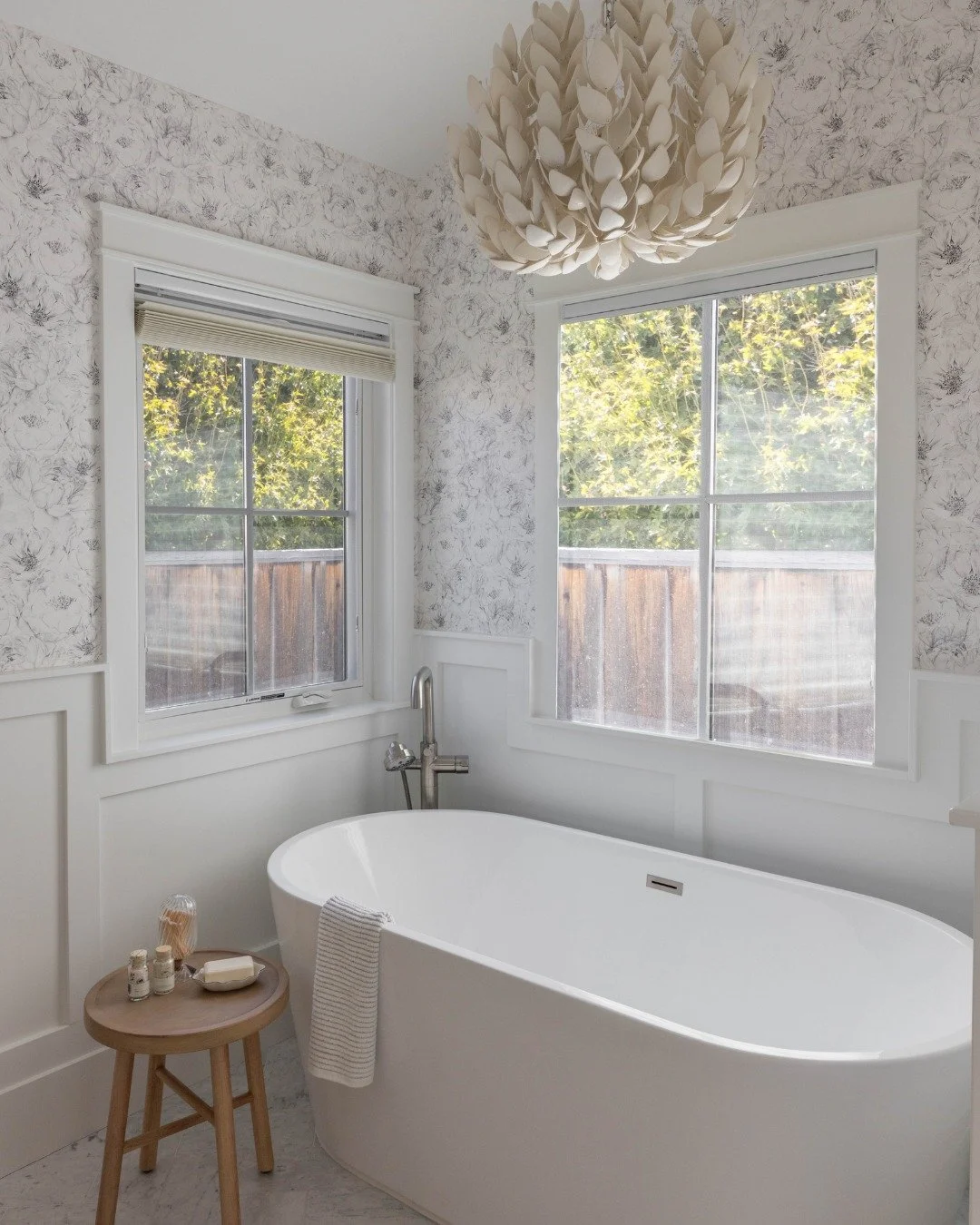 Elegant, but never overdone. 🛁

Photographer: @sencreativeco

#luxurybathroomdesign #bathroominspo #californiahomedesign #bathroomwallpaper