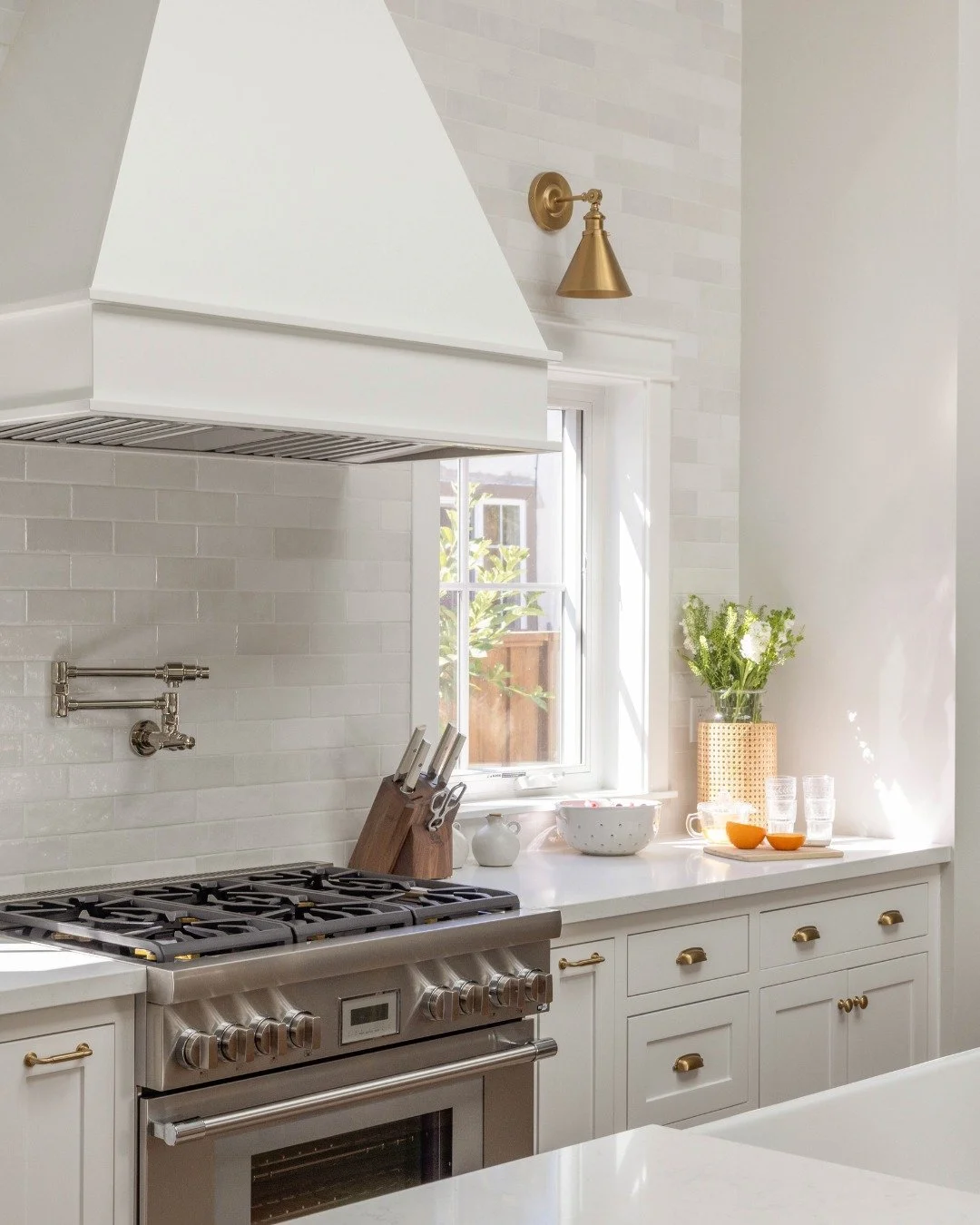 Sometimes all you need is a few well-chosen materials. Warm oak, glossy glazed tile, and brass details set the tone for our #RelaxedElegance kitchen - creating a canvas to layer in woven textures like barstools and organic vases.

Photography: @sencr
