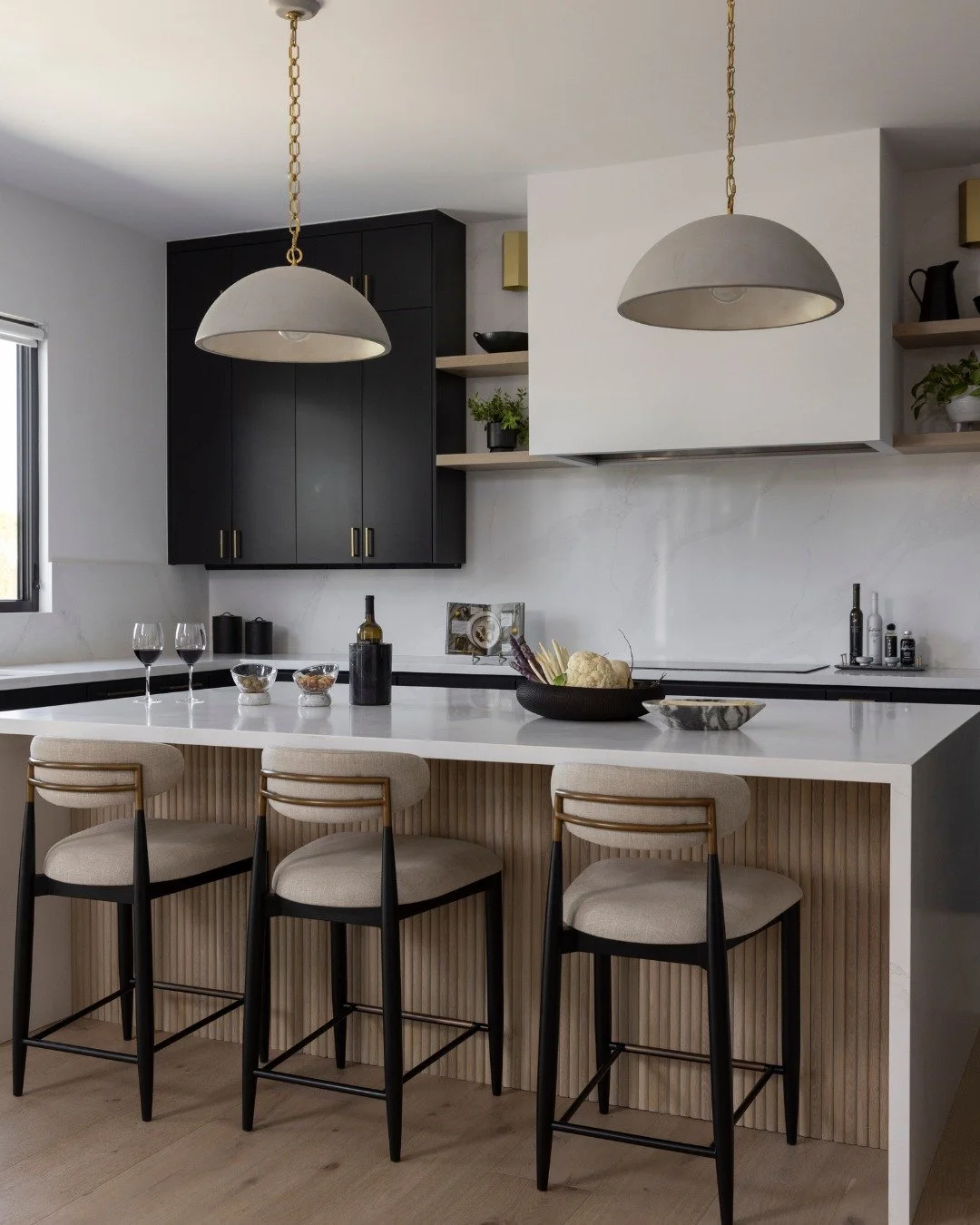 This is one of those kitchens where every material has a purpose.

Warm wood softens the black cabinetry, brass brings a little glow, and clean lines allow each finish to speak for itself. #ModernDepth

Photography: @sencreativeco
Builder: @ridgewayh