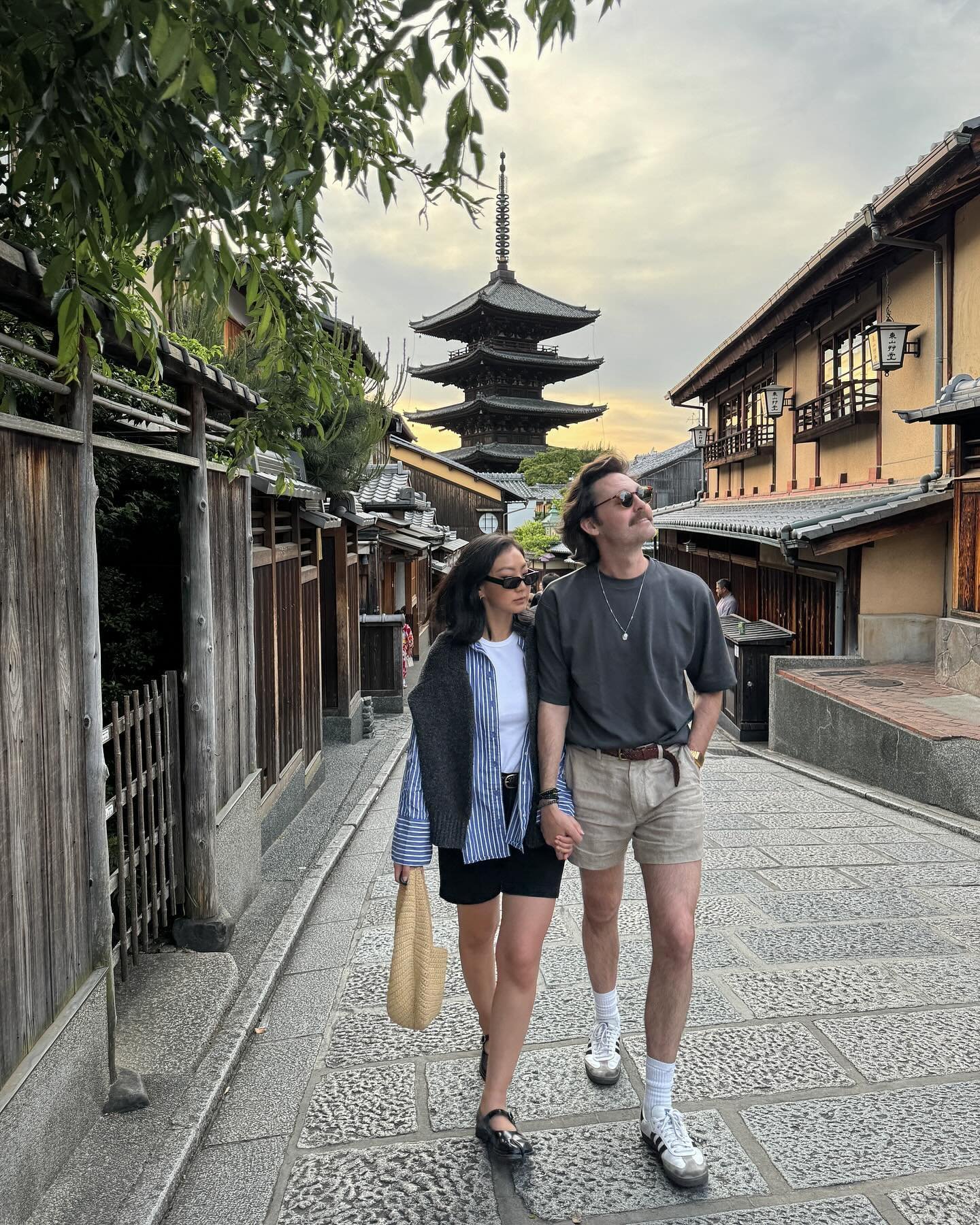 Day 2 in kyoto:
1. a pinch me moment to finally get to see the iconic sannenzaka street irl 🥹🤍
2-3. best coffee of my life at @common.coffee.salon !!
4. obligatory convenience store run 🫶
5. kamo river at sunset is such a vibe (wish we had time to