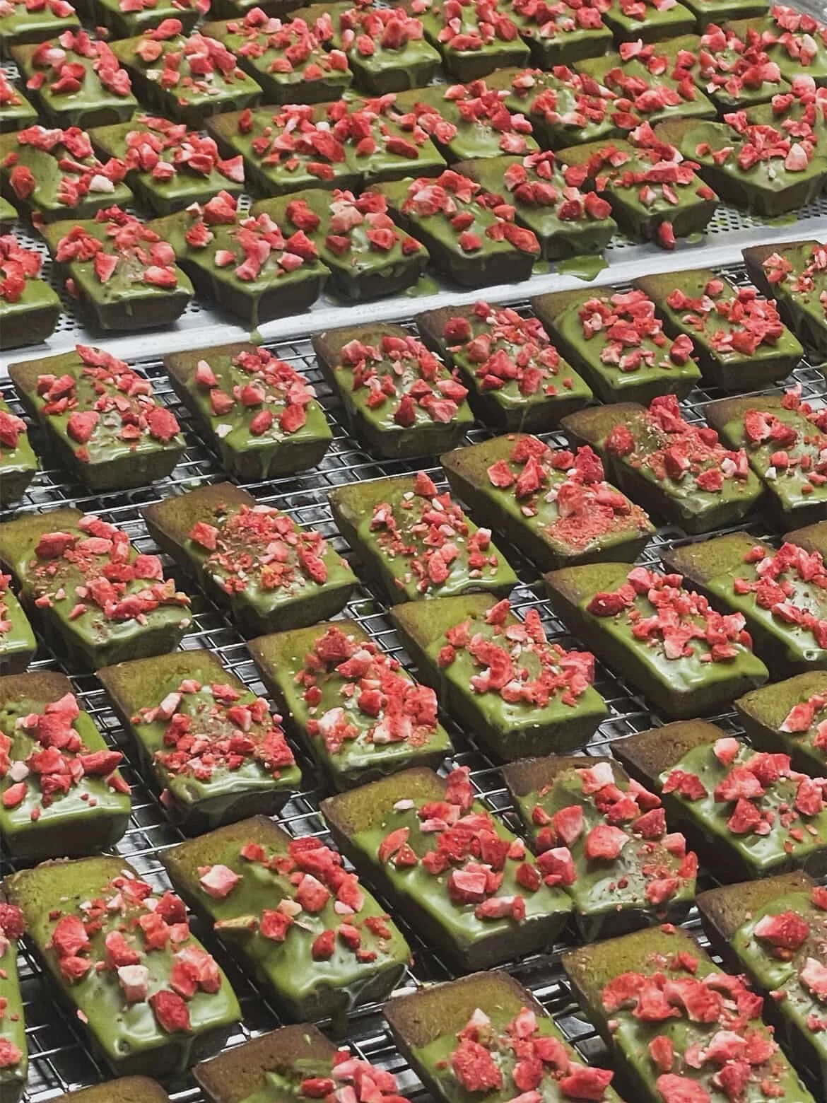 I&rsquo;m sick of strawberry matcha lattes&hellip; said no one over (we hope). 

If you have indeed overdosed though, you can also eat your greens in the form of these gorgeous financiers by @wonder_bakehouse 💚

If you&rsquo;re a home baker, our Dai