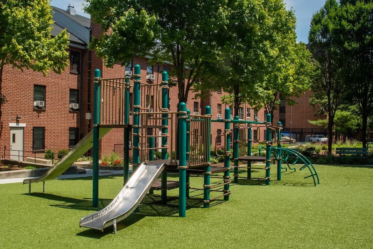 Bayview-Landscape-Architecture-NYCHA-Armstrong-MarcyGreene-7-public-playground-courtayrd.jpg