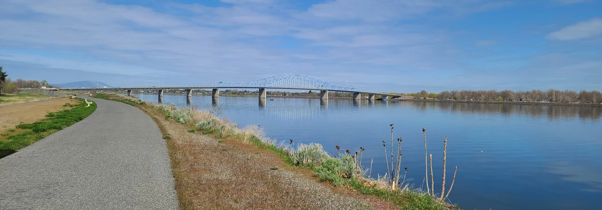 Pioneer Memorial Bridge over the Columbia River in Tri-cities, Washington