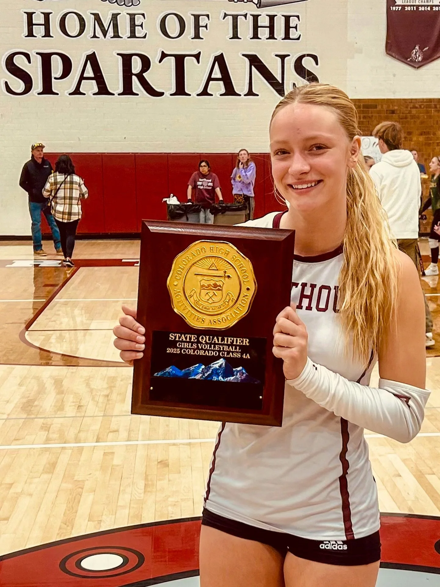 Congrats to 16 Royal athlete, Kylee Bunch on winning the @chsaa 4A Region 7 regional! Good luck at state!! Go Skyline 💙🖤