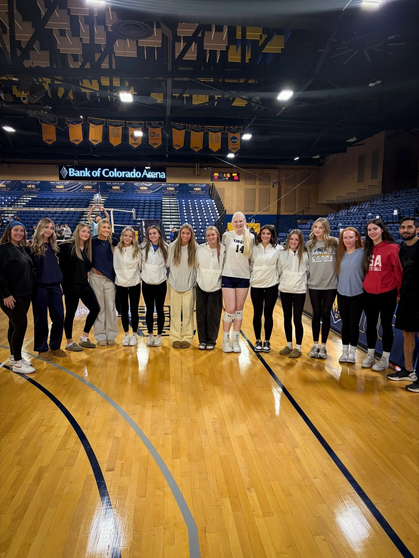 16 Royal with some team bonding watching the @unc_bearsvb and supporting one of their assistant coaches @madisonrink !