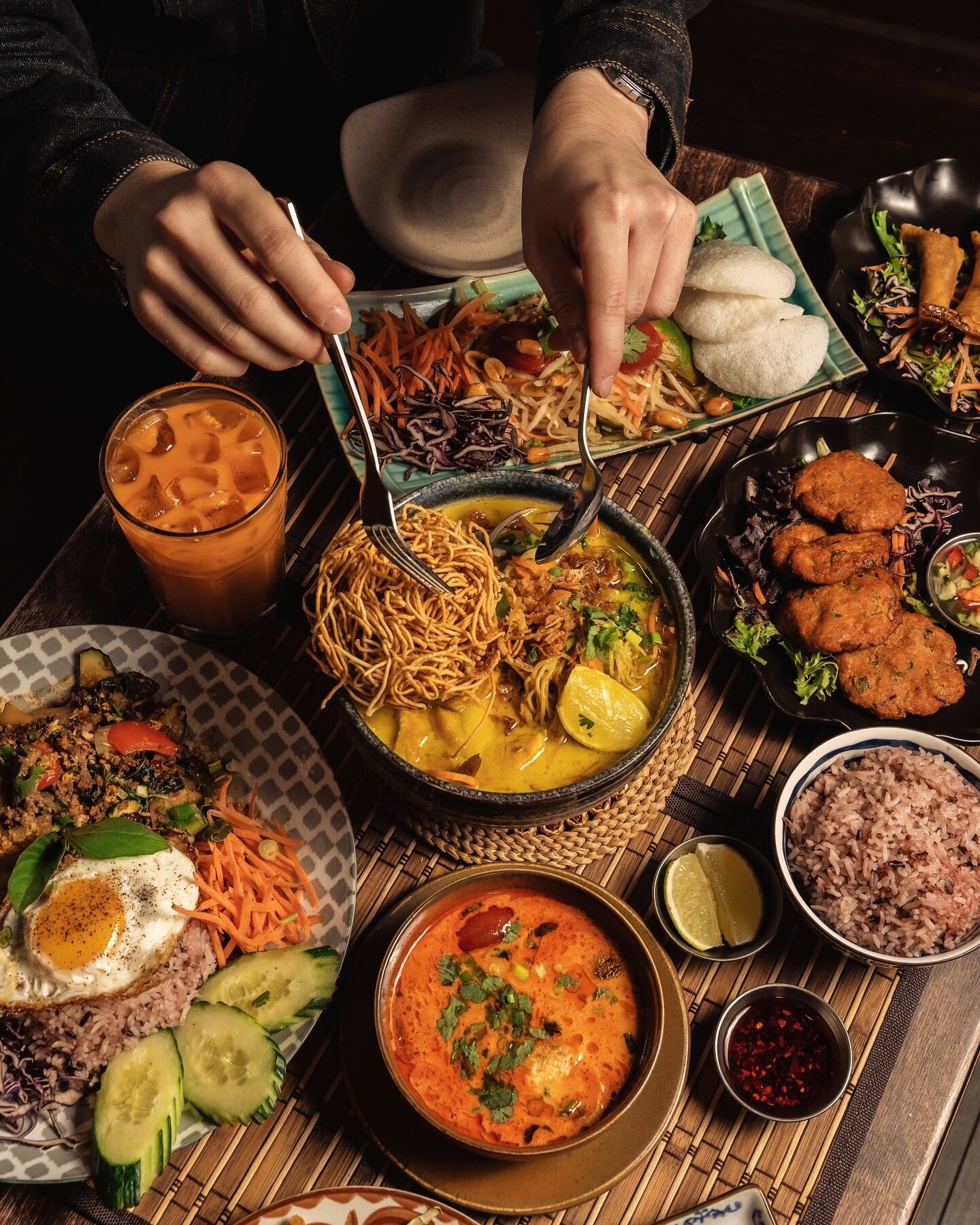 Are you feeling hungry for a Thai extravaganza? 😋🤤
Avez-vous faim d&rsquo;un festin tha&iuml;landais ? ✨✨
- - - - - - -
Reserve Your Table on Libro https://www.shushuthai.ca
Order Online / Commandez En Ligne
- - - - - - - 
Ubereats - @shushuthai
Ue