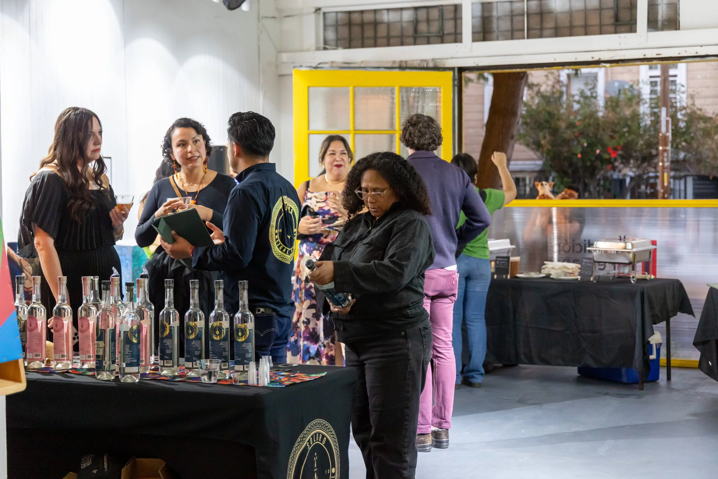 Gala-Guetza guest reading a Soluro bottle. 