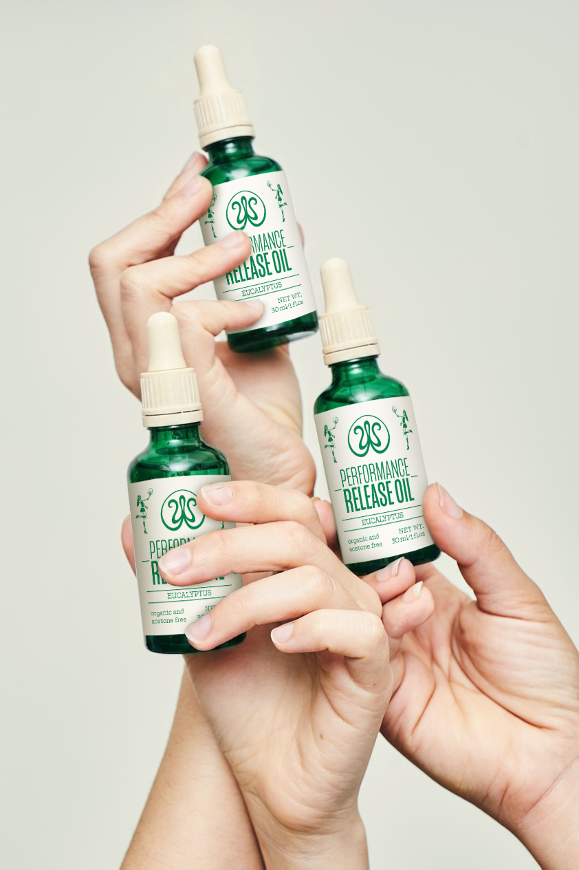 ye syou hands holding bottles.png